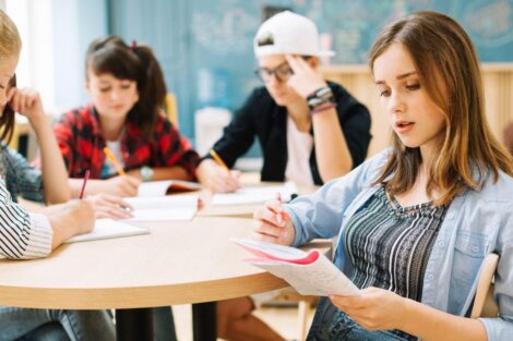 Schimbările de programă, materia stufoasă și elevi neatenți